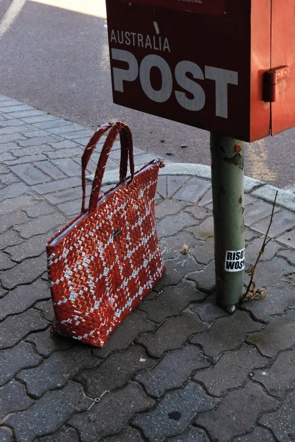 the shoulder bag. — zip