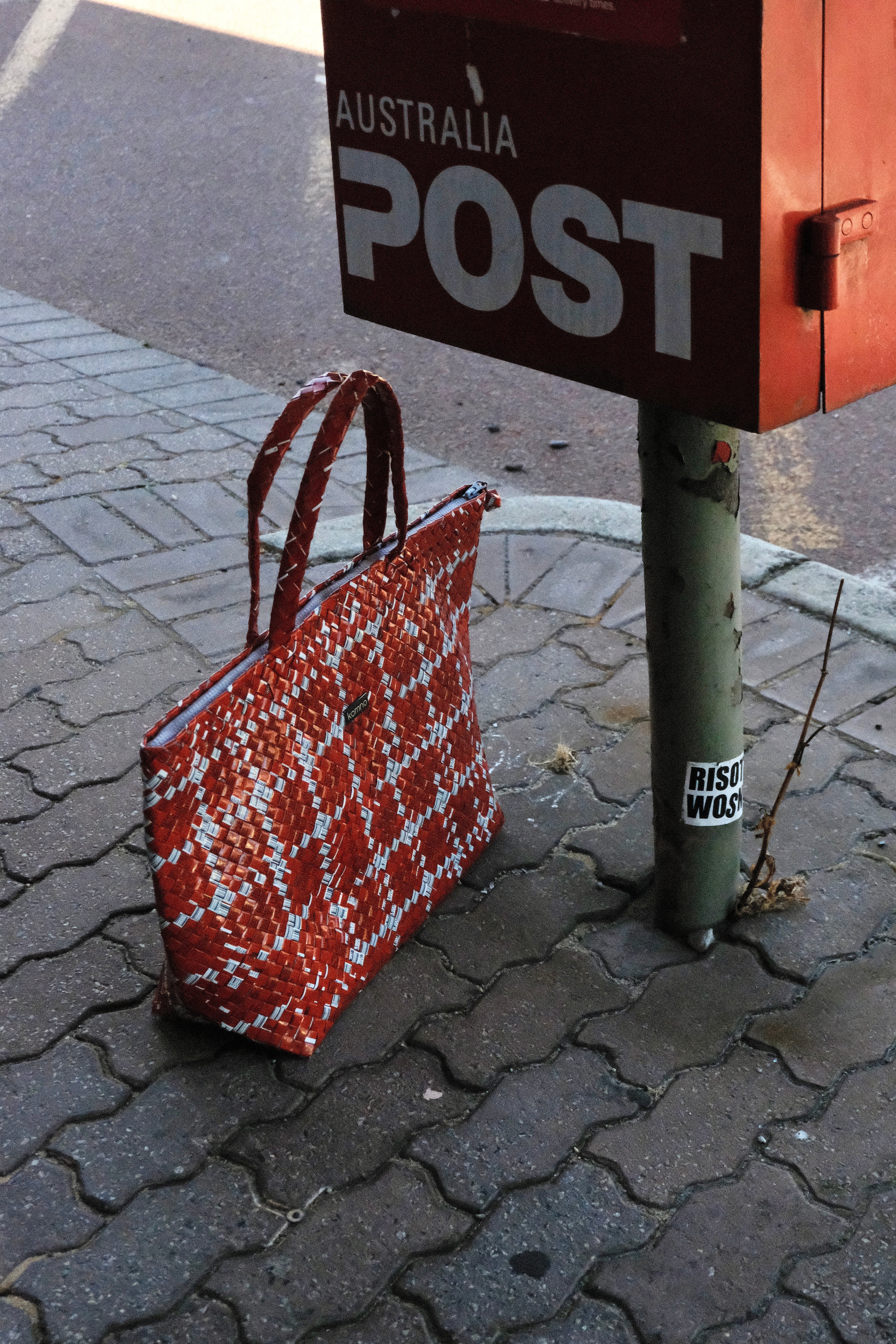 the shoulder bag. — zip