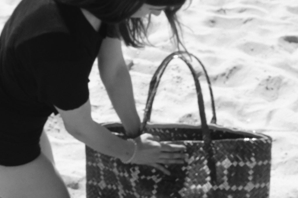 the shoulder bag. — zip