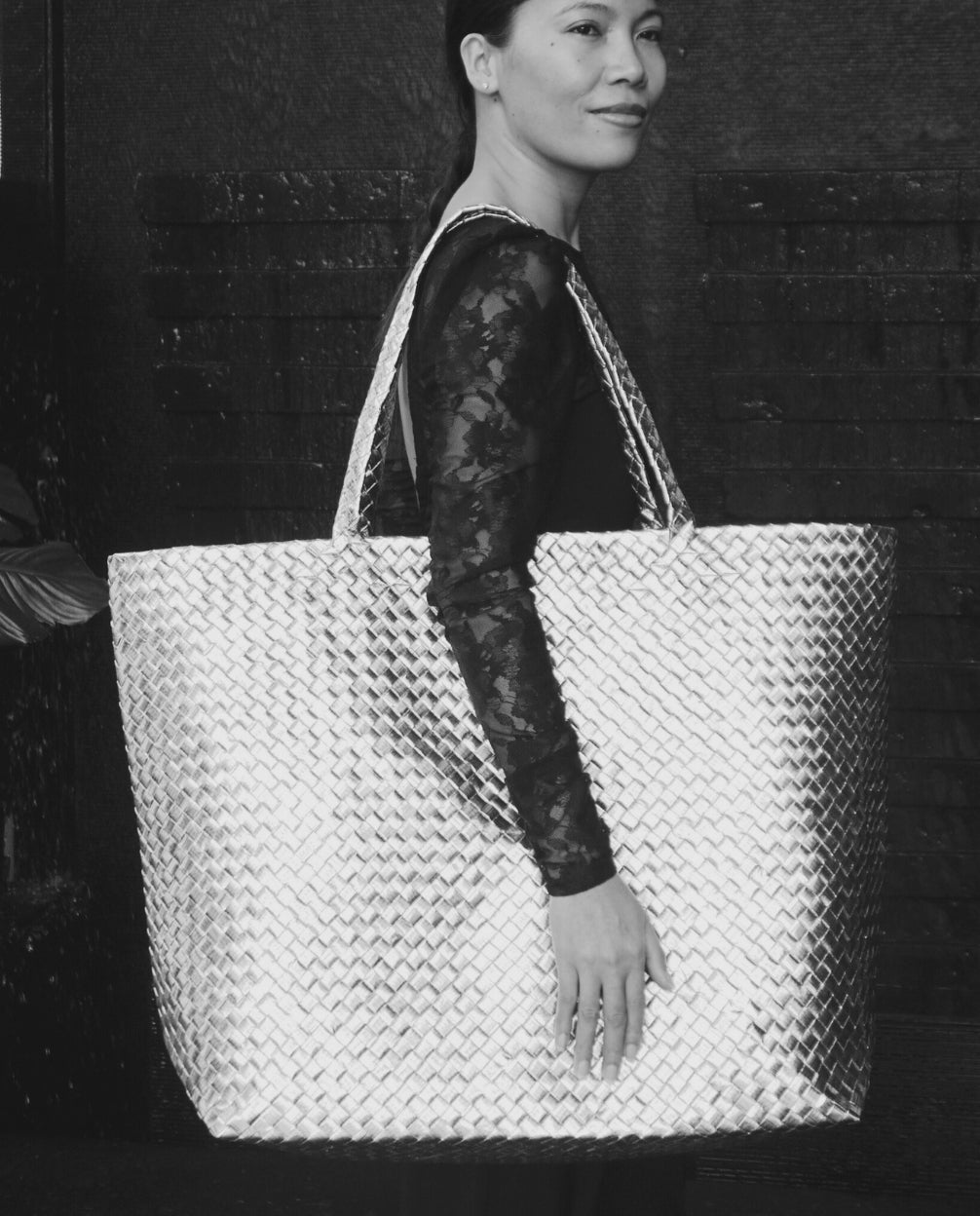 the shoulder bag. — large